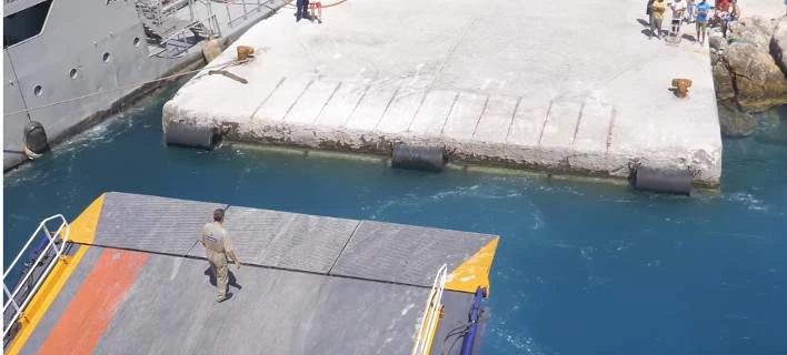 Μια υδροφόρα προκάλεσε χάος στο λιμάνι της Σχοινούσας – Δεν μπορούσε να δέσει το Blue Star Naxos (Βίντεο)
